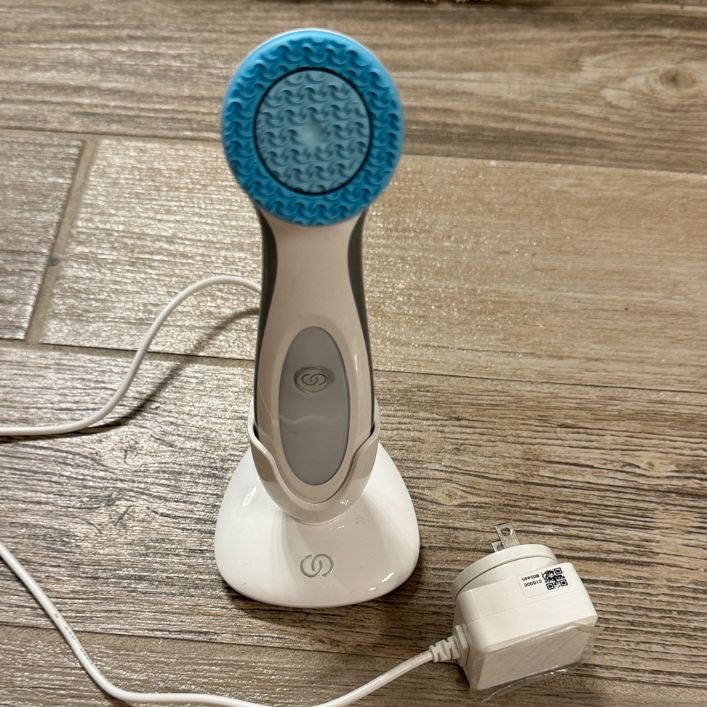 Lumispa Nuskin Facial Cleansing Brush with Charger